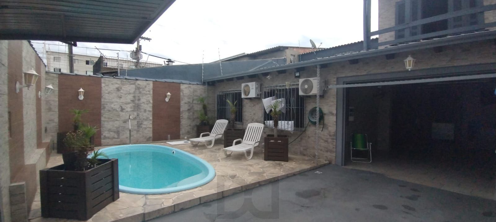Casa com piscina e com 4 dormitorios no bairro Restinga — foto 1