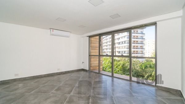 Conjunto/Sala em Porto Alegre, no bairro Tristeza, e 0 banheiros, à venda. — foto 14