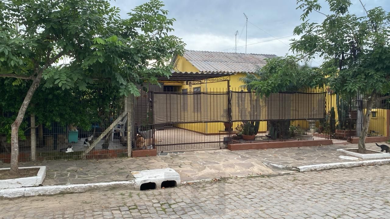 Casa de Esquina à Venda na Restinga – Imóvel Dividido em Duas Residências — foto 1