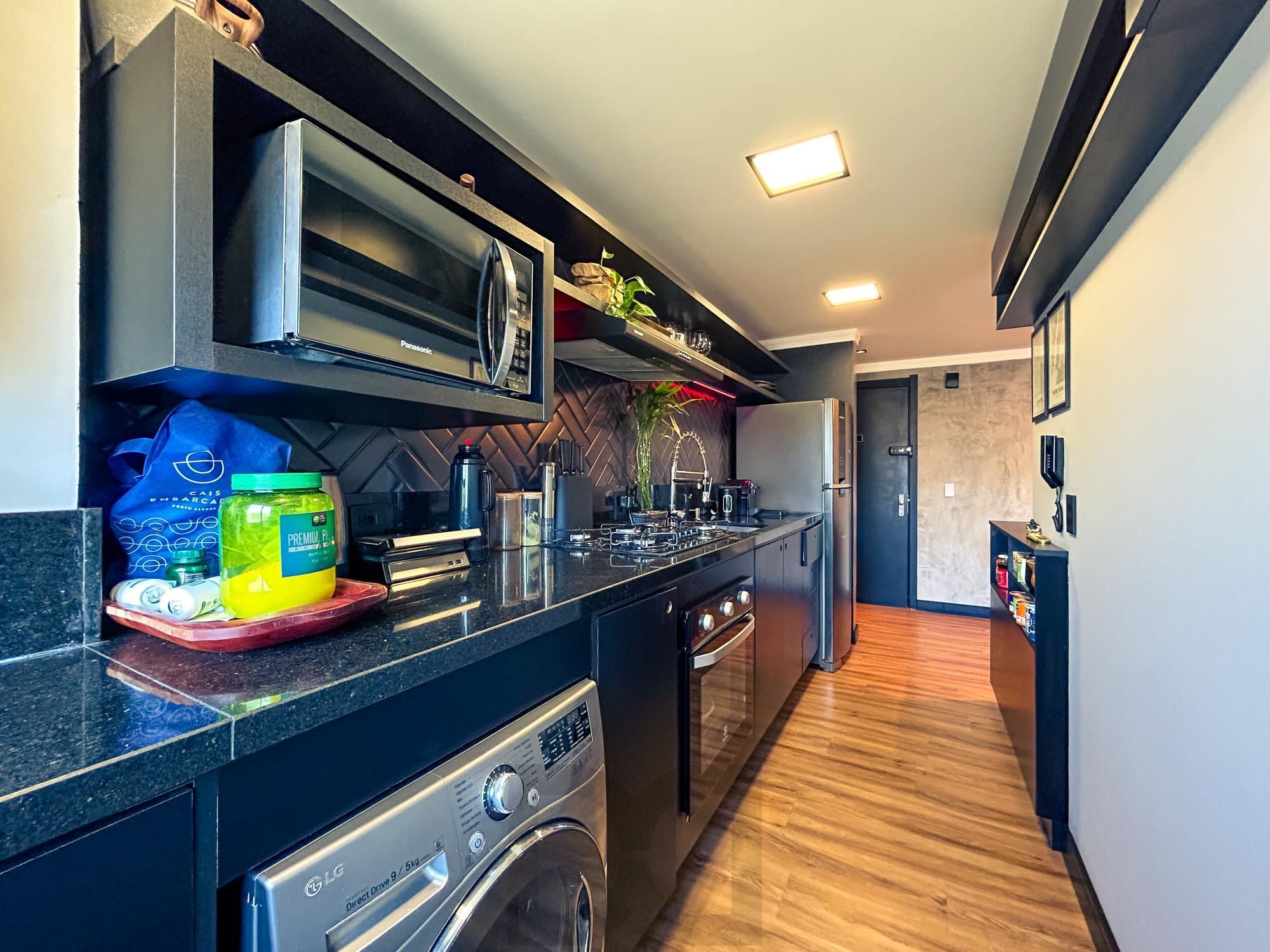 Apartamento mobiliado de 2 dormitórios com 1 suíte no bairro Cristal — foto 18