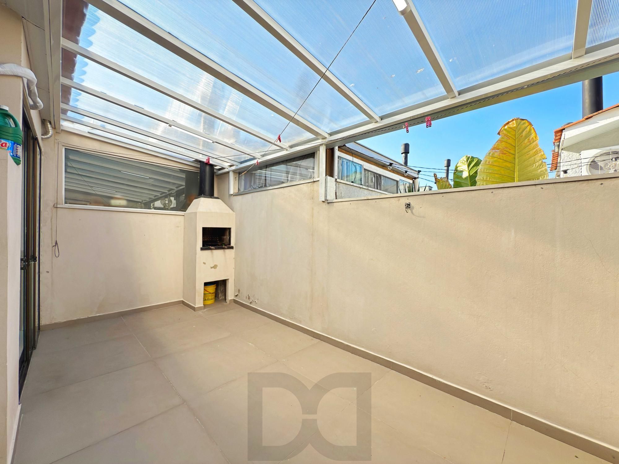 Excelente residência térrea totalmente reformada em condomínio fechado com 2 dormitórios e 2 vagas de garagens — foto 25
