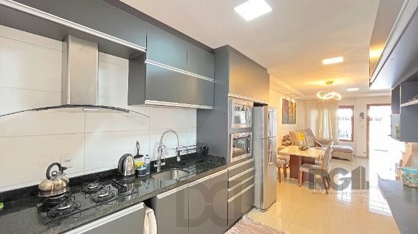 Casa em Porto Alegre, no bairro Guarujá, com 2 dormitório(s), e 2 banheiros, à venda. — foto 11