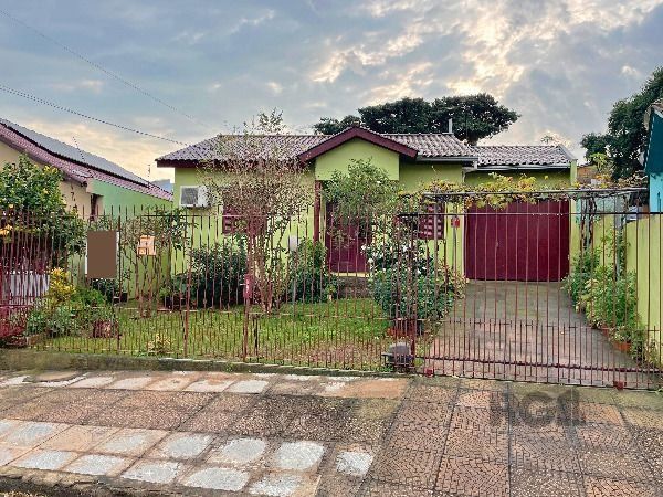 Casa em Porto Alegre, no bairro Ipanema, com 2 dormitório(s), e 2 banheiros, à venda. — foto 1