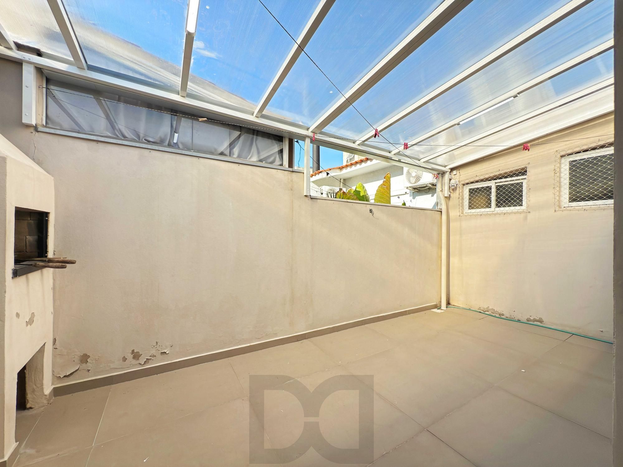 Excelente residência térrea totalmente reformada em condomínio fechado com 2 dormitórios e 2 vagas de garagens — foto 27