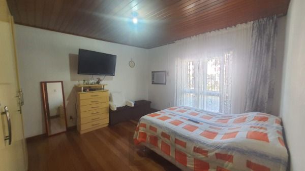 Casa em Porto Alegre, no bairro Nonoai, com 3 dormitório(s), e 3 banheiros, à venda. — foto 35