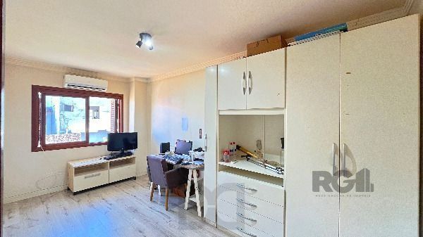 Casa em Porto Alegre, no bairro Hípica, com 3 dormitório(s), e 3 banheiros, à venda. — foto 37