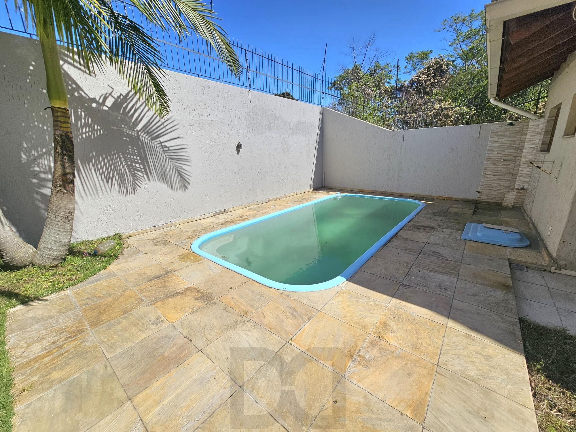 Sobrado 3 dormitórios com lareira, churrasqueira, piscina, 4 vagas garagem com 196,00m² de área construída no bairro Hípica ! — foto 42