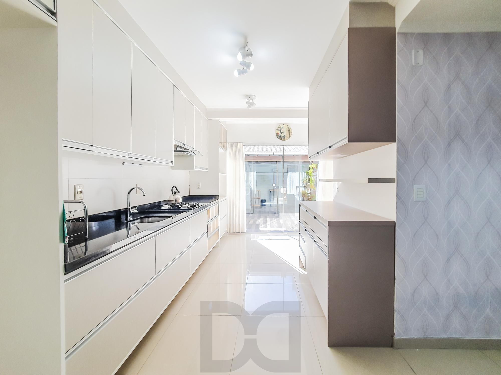 Otimo sobrado com 3 dormitórios sendo 2 suites no bairro Guaruja — foto 8