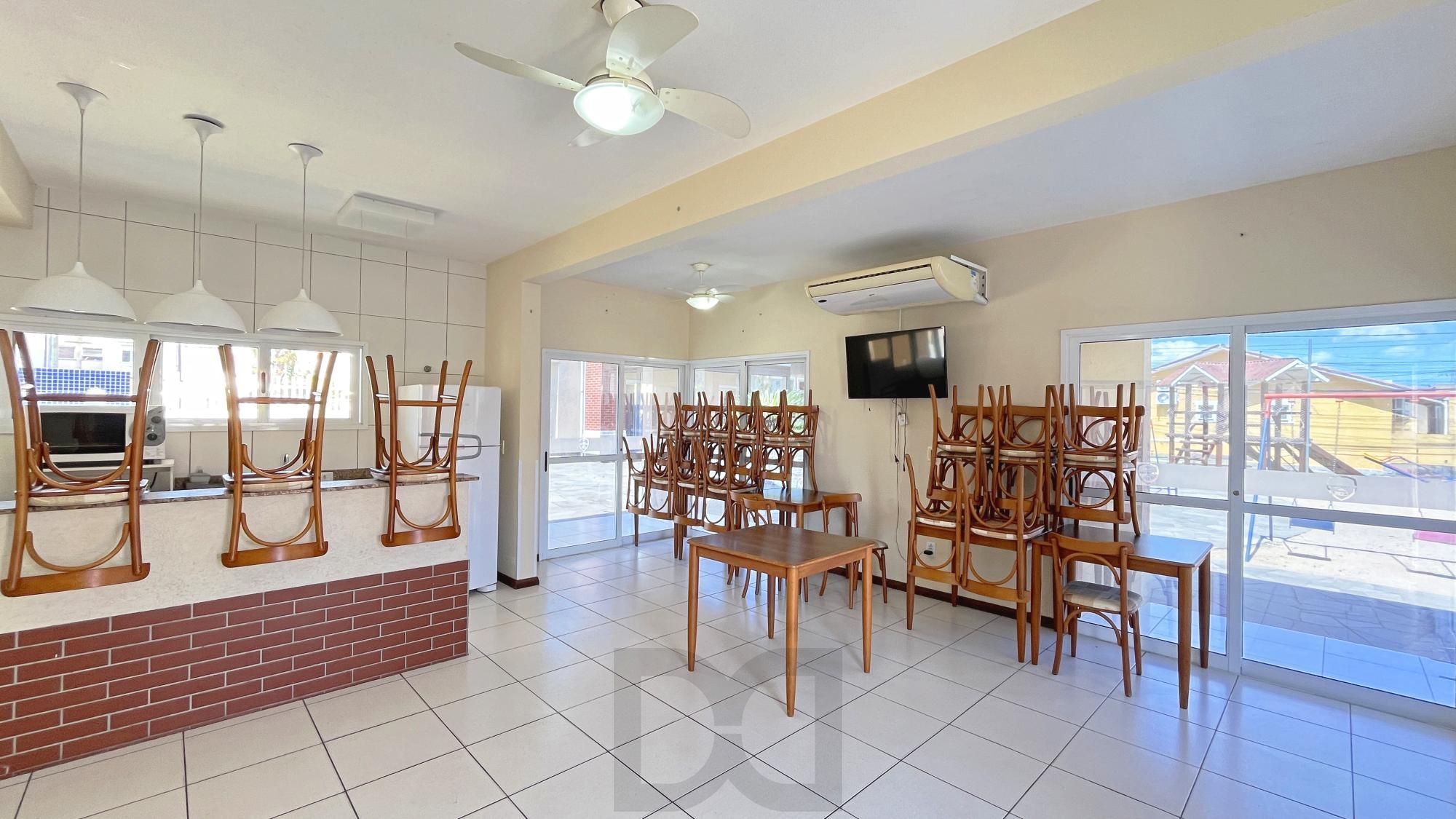 Casa 2 dormitórios em condomínio, semi mobiliada, vaga coberta para 2 carros, lareira e pátio com churrasqueira. Condomínio com infra de lazer completo. Próximo ao comércio e todas as conveniências do bairro. — foto 26
