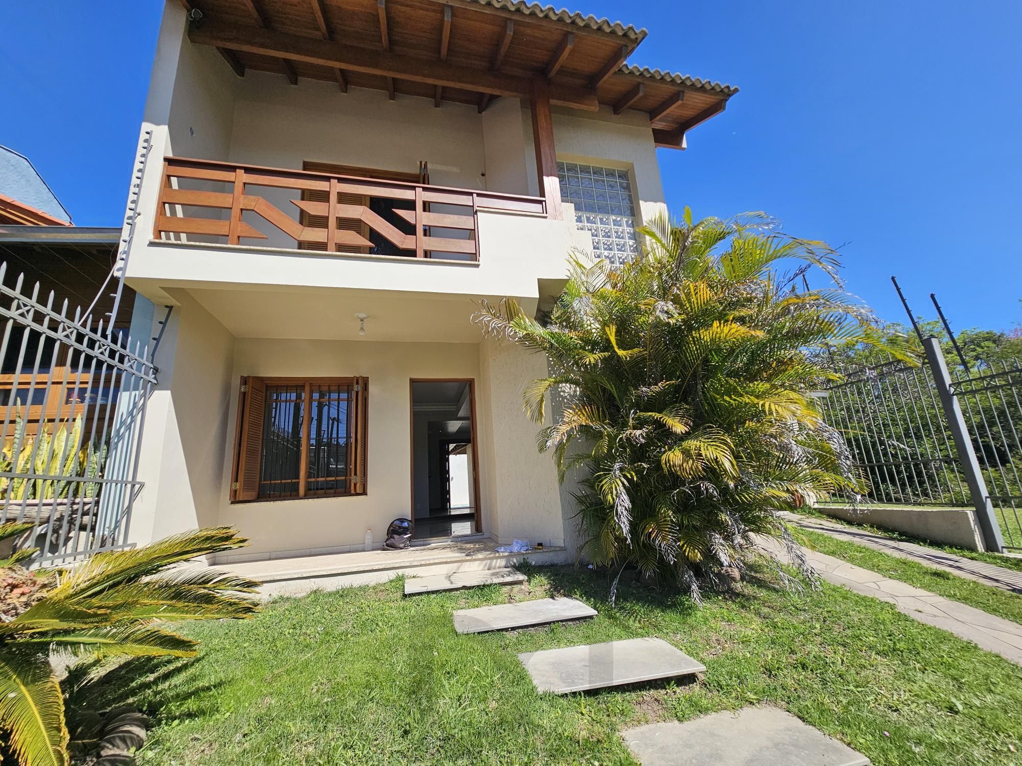 Sobrado 3 dormitórios com lareira, churrasqueira, piscina, 4 vagas garagem com 196,00m² de área construída no bairro Hípica ! — foto 3