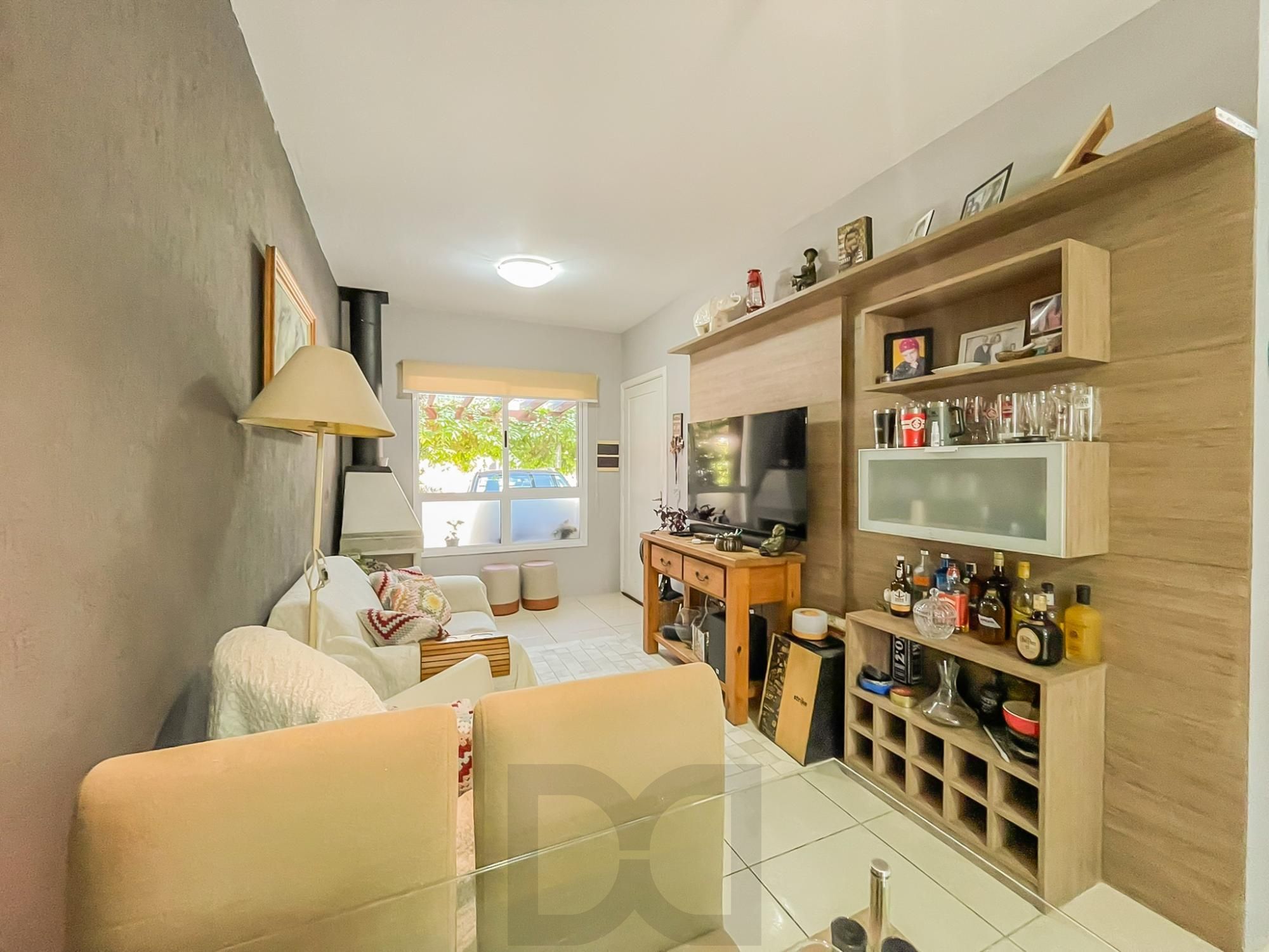 Casa 2 dormitórios em condomínio, semi mobiliada, vaga coberta para 2 carros, lareira e pátio com churrasqueira. Condomínio com infra de lazer completo. Próximo ao comércio e todas as conveniências do bairro. — foto 3