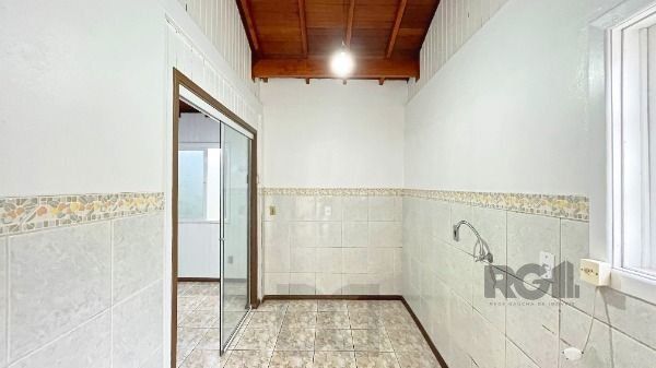 Casa em Porto Alegre, no bairro Guarujá, com 2 dormitório(s), e 2 banheiros, à venda. — foto 15