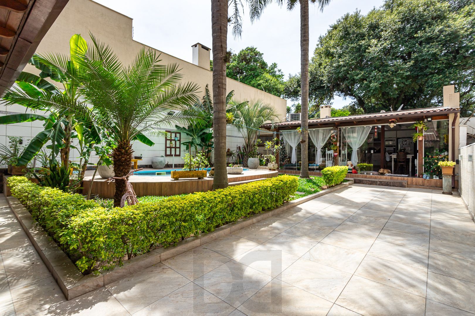 Casa de 272m², 4 dormitórios, 2 suítes e 4 vagas de garagem, no bairro Ipanema, próxima à orla do Guaíba. — foto 54
