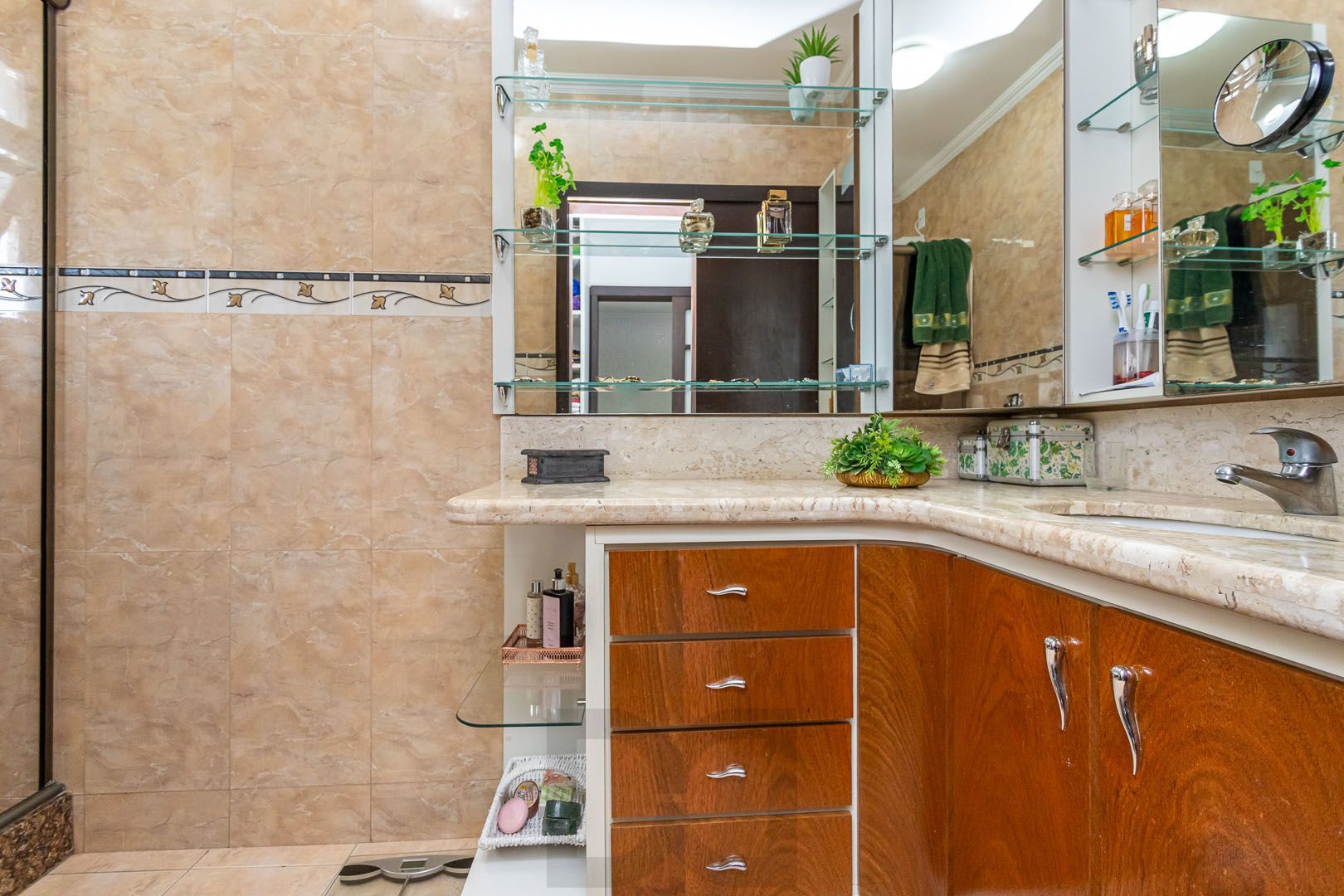 Casa de 272m², 4 dormitórios, 2 suítes e 4 vagas de garagem, no bairro Ipanema, próxima à orla do Guaíba. — foto 26