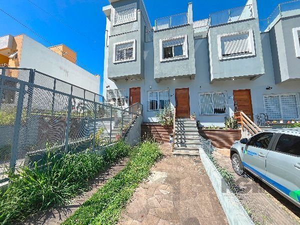 Casa em Porto Alegre, no bairro Guarujá, com 3 dormitório(s), e 3 banheiros, à venda. — foto 1