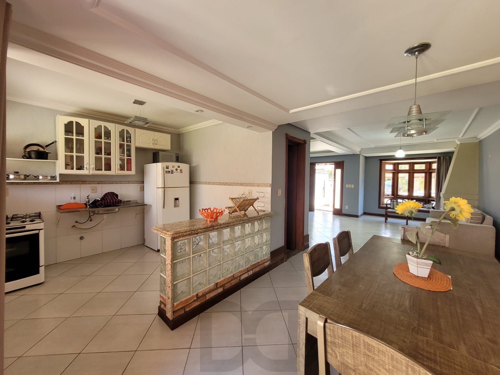 Casa Mobiliada com 3 Dormitórios à Venda — foto 8