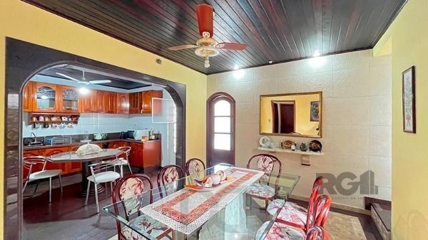 Casa em Porto Alegre, no bairro Guarujá, com 5 dormitório(s), e 5 banheiros, à venda. — foto 4