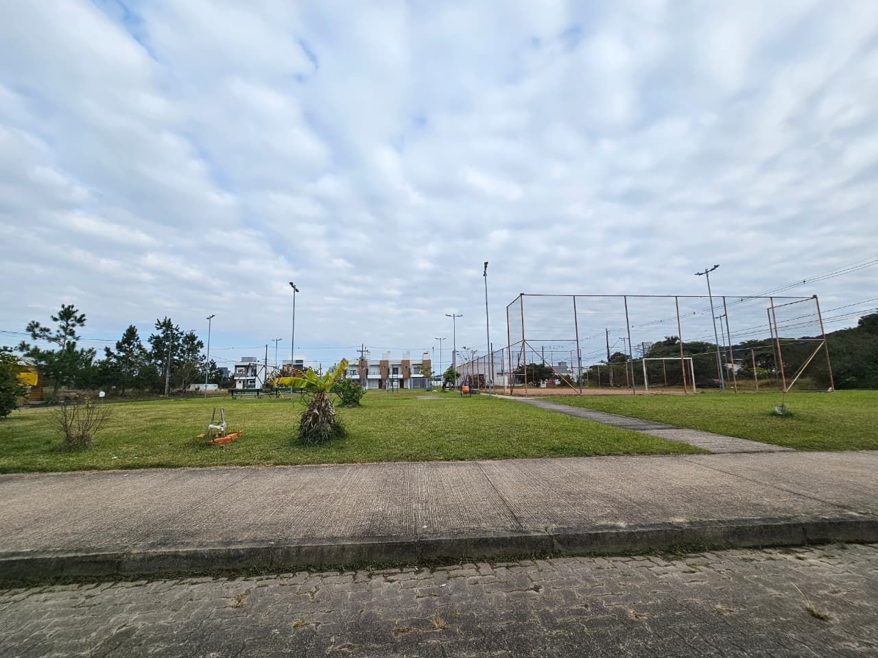 Terreno de esquina residencial ou comercial rua principal loteamento prox Zaffari da Hípica ! — foto 1