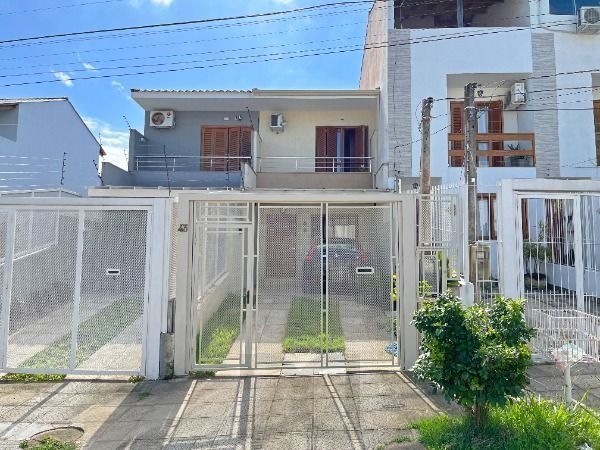 Casa em Porto Alegre, no bairro Guarujá, com 2 dormitório(s), e 2 banheiros, à venda. — foto 2