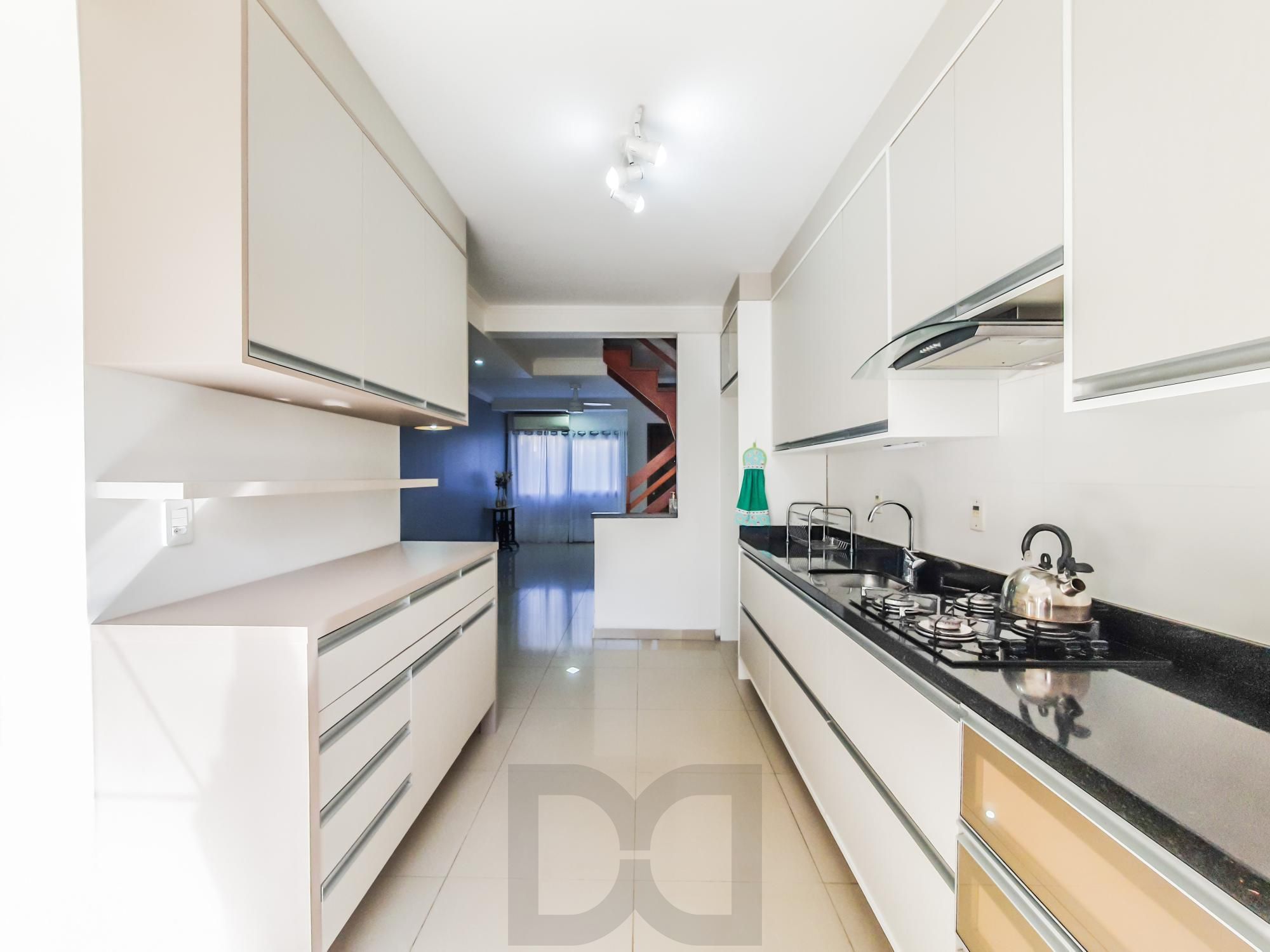 Otimo sobrado com 3 dormitórios sendo 2 suites no bairro Guaruja — foto 9