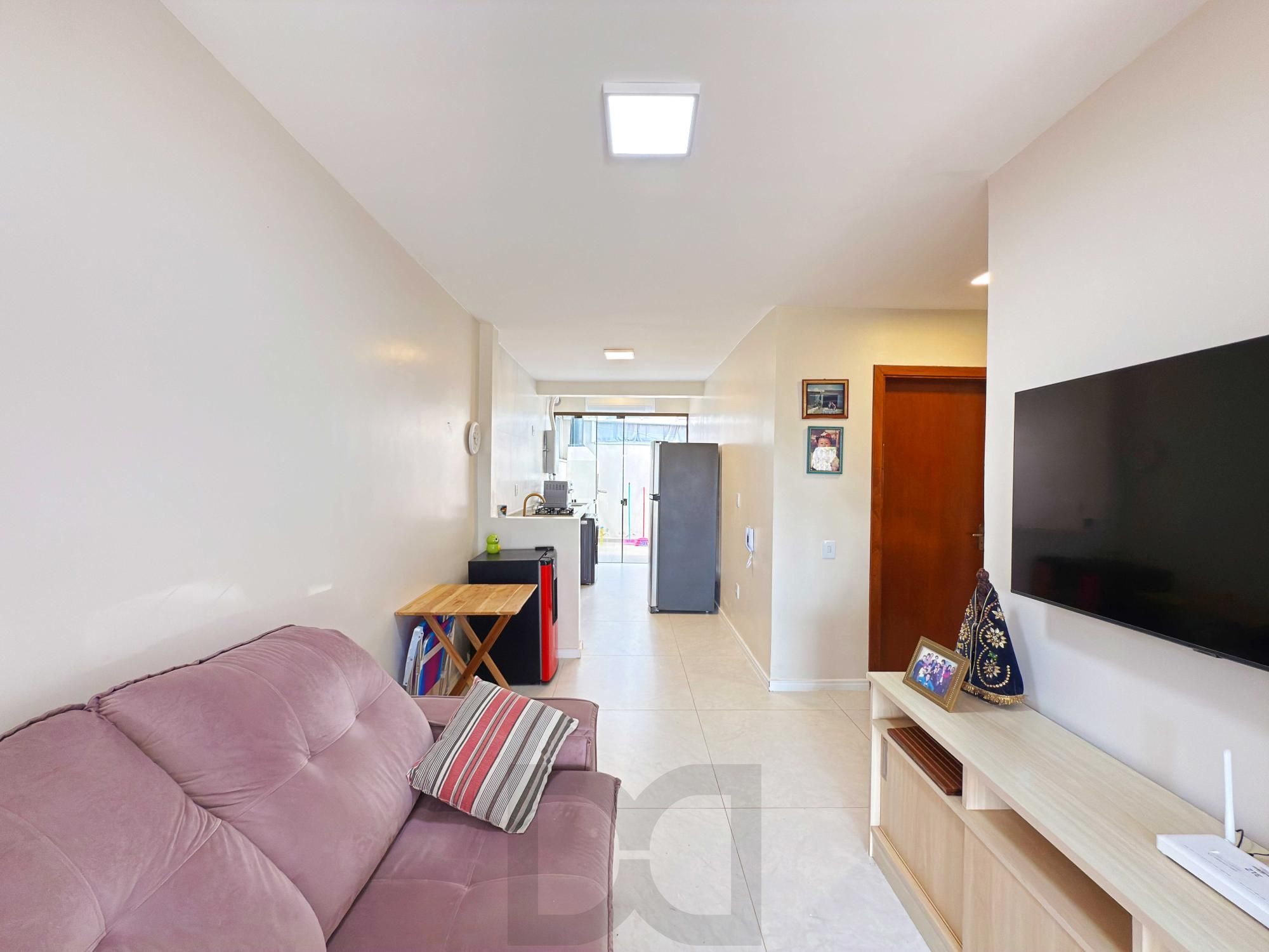 Excelente residência térrea totalmente reformada em condomínio fechado com 2 dormitórios e 2 vagas de garagens — foto 3