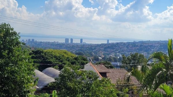 Casa em Porto Alegre, no bairro Teresópolis, com 2 dormitório(s), e 2 banheiros, à venda. — foto 2