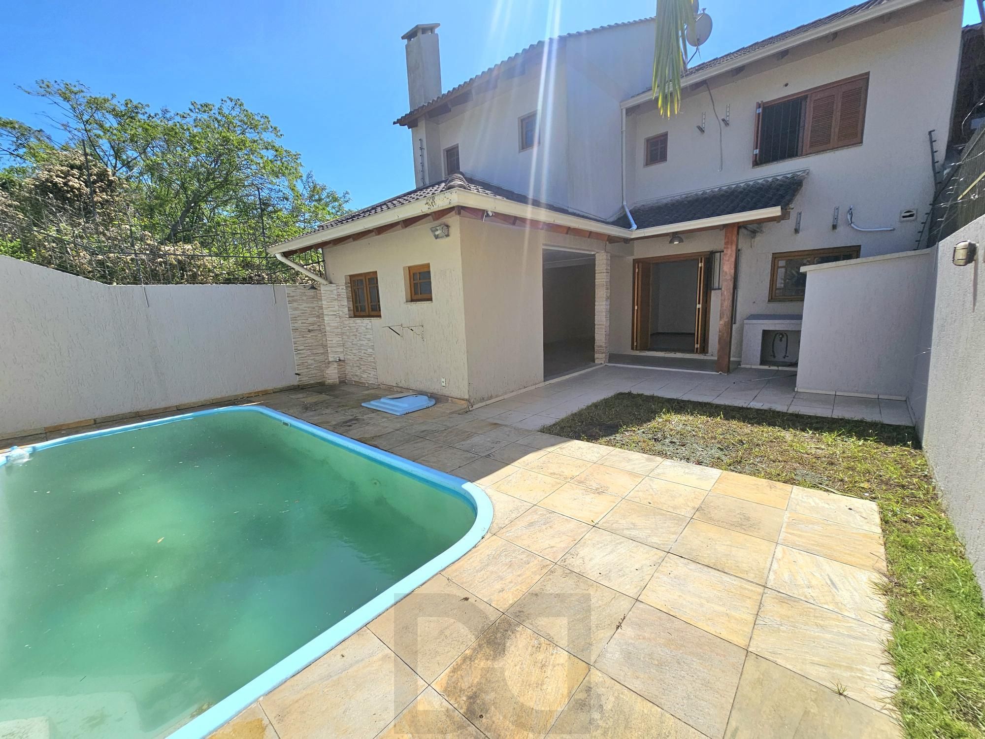 Sobrado 3 dormitórios com lareira, churrasqueira, piscina, 4 vagas garagem com 196,00m² de área construída no bairro Hípica ! — foto 43