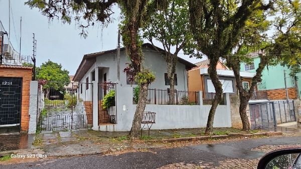 Casa em Porto Alegre, no bairro Tristeza, com 3 dormitório(s), e 3 banheiros, à venda. — foto 2