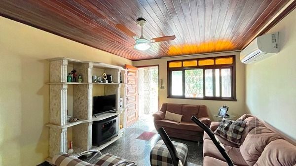 Casa em Porto Alegre, no bairro Guarujá, com 5 dormitório(s), e 5 banheiros, à venda. — foto 16