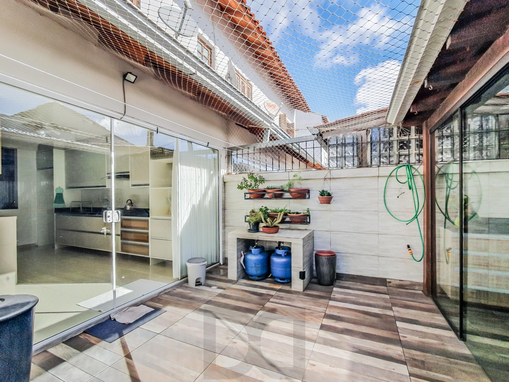 Otimo sobrado com 3 dormitórios sendo 2 suites no bairro Guaruja — foto 20