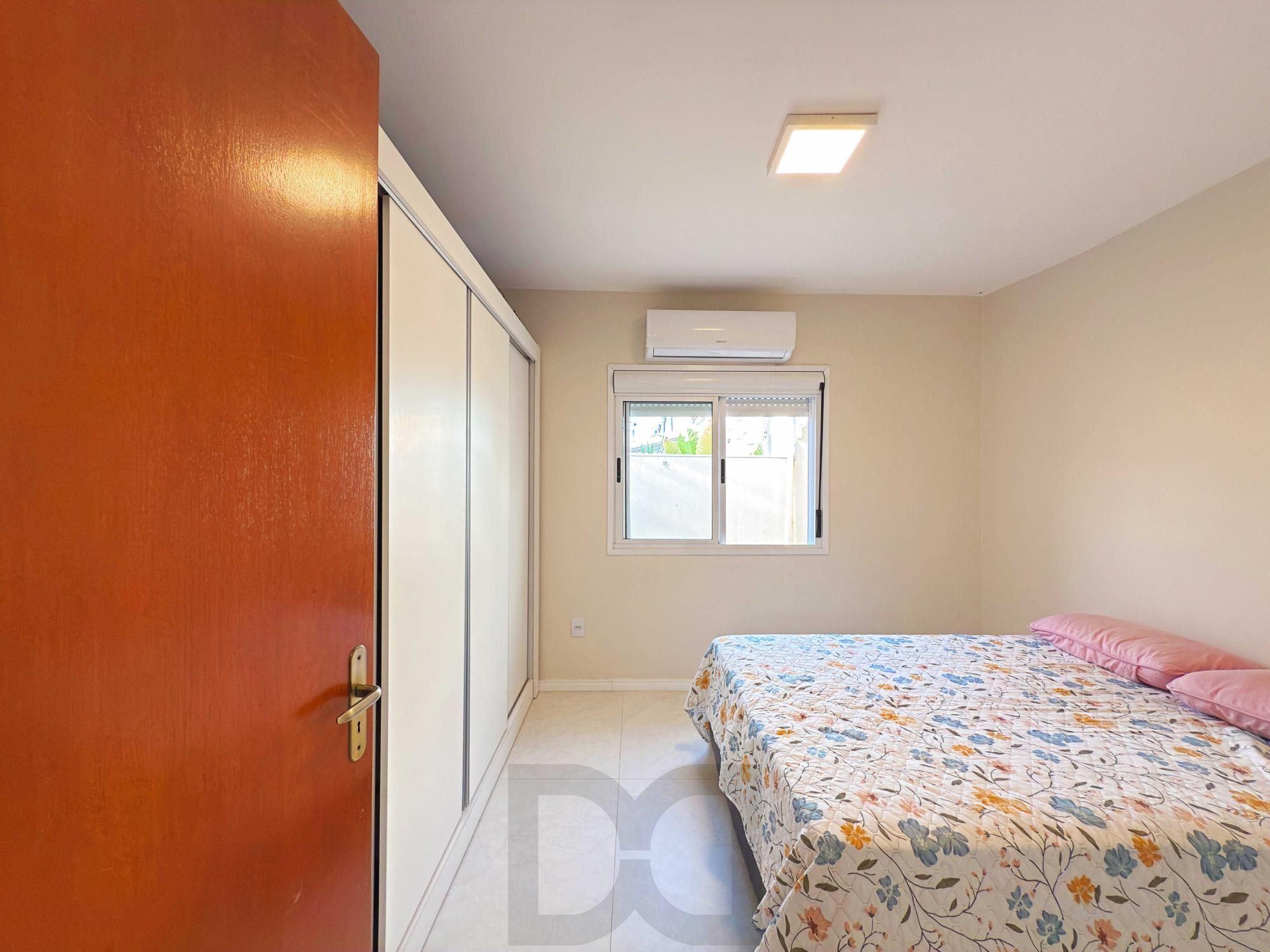 Excelente residência térrea totalmente reformada em condomínio fechado com 2 dormitórios e 2 vagas de garagens — foto 19
