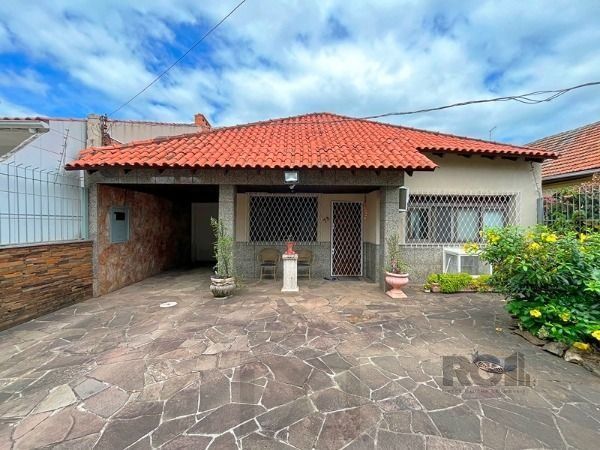 Casa em Porto Alegre, no bairro Guarujá, com 5 dormitório(s), e 5 banheiros, à venda. — foto 2