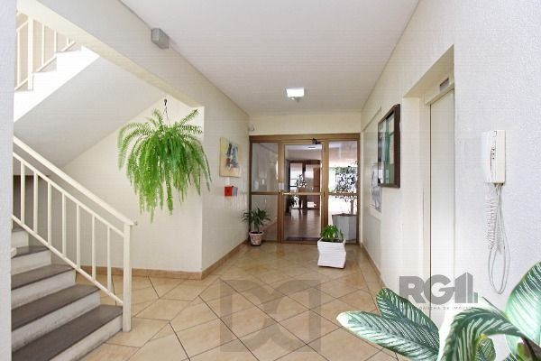 Apartamento em Porto Alegre, no bairro Nonoai, com 3 dormitório(s), com uma suíte e 1 banheiro, à venda. — foto 4