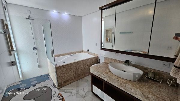 Casa em Porto Alegre, no bairro Hípica, com 3 dormitório(s), e 3 banheiros, à venda. — foto 43