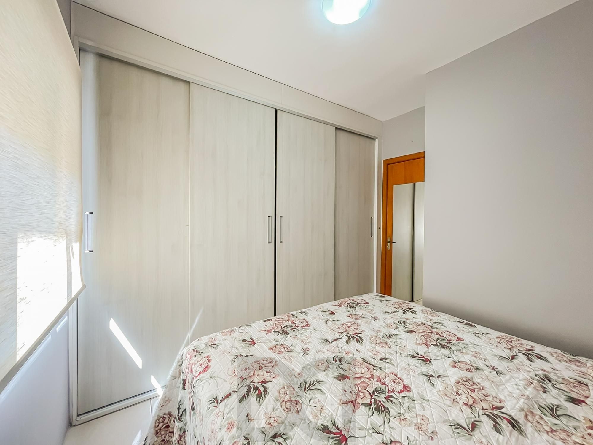Casa 2 dormitórios em condomínio, semi mobiliada, vaga coberta para 2 carros, lareira e pátio com churrasqueira. Condomínio com infra de lazer completo. Próximo ao comércio e todas as conveniências do bairro. — foto 13