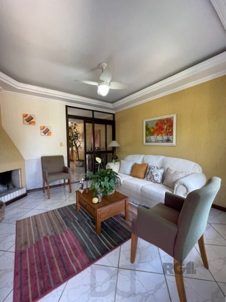 Casa em Porto Alegre, no bairro Hípica, com 3 dormitório(s), e 3 banheiros, à venda. — foto 2