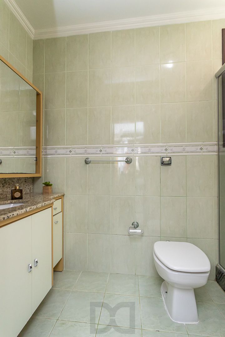 Casa de 272m², 4 dormitórios, 2 suítes e 4 vagas de garagem, no bairro Ipanema, próxima à orla do Guaíba. — foto 40