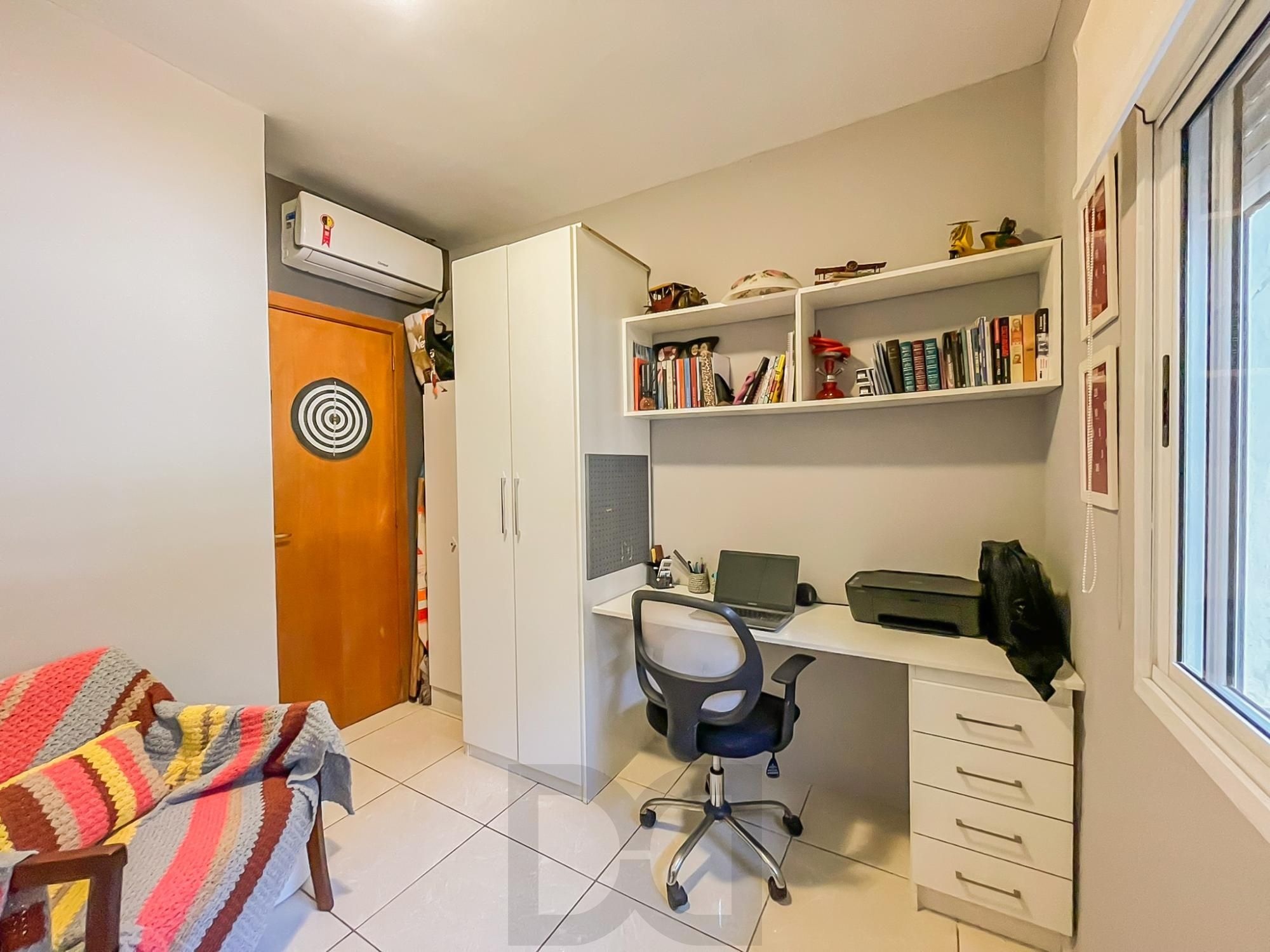 Casa 2 dormitórios em condomínio, semi mobiliada, vaga coberta para 2 carros, lareira e pátio com churrasqueira. Condomínio com infra de lazer completo. Próximo ao comércio e todas as conveniências do bairro. — foto 10
