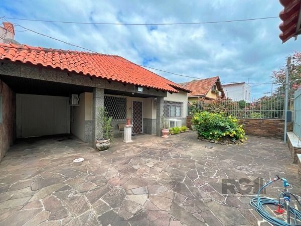 Casa em Porto Alegre, no bairro Guarujá, com 5 dormitório(s), e 5 banheiros, à venda. — foto 39