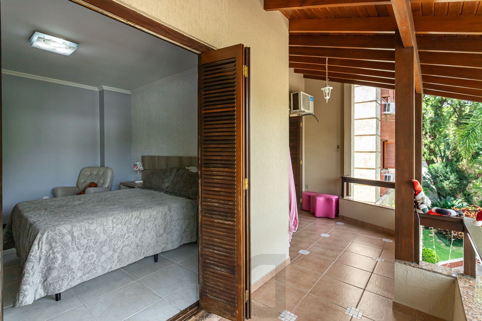 Casa de 272m², 4 dormitórios, 2 suítes e 4 vagas de garagem, no bairro Ipanema, próxima à orla do Guaíba. — foto 31