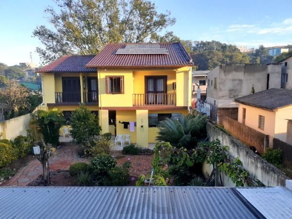 Casa em Porto Alegre, no bairro Nonoai, com 3 dormitório(s), e 3 banheiros, à venda. — foto 2