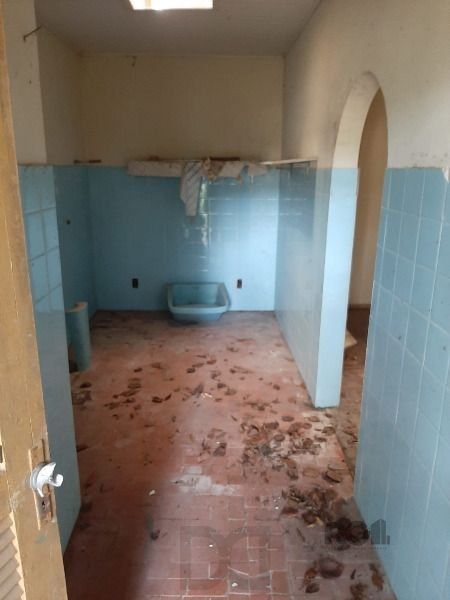 Casa em Porto Alegre, no bairro Cristal, com 4 dormitório(s), e 4 banheiros, à venda. — foto 28