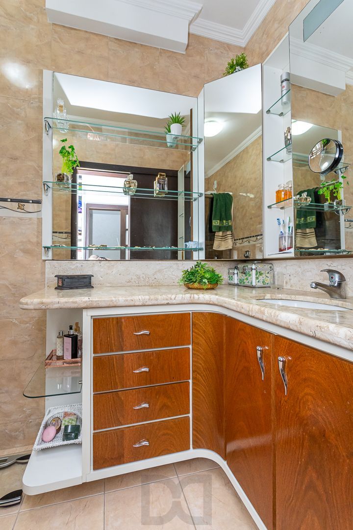 Casa de 272m², 4 dormitórios, 2 suítes e 4 vagas de garagem, no bairro Ipanema, próxima à orla do Guaíba. — foto 27