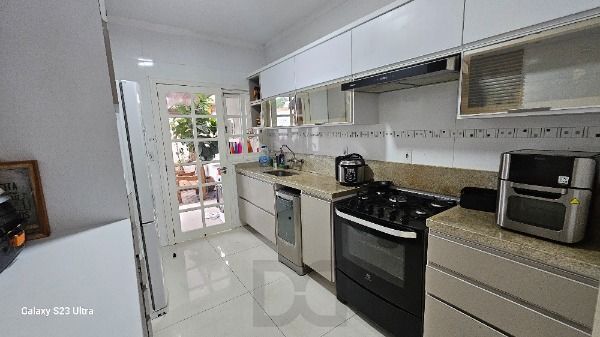 Casa em Porto Alegre, no bairro Hípica, com 3 dormitório(s), e 3 banheiros, à venda. — foto 7