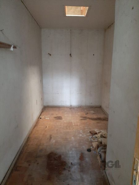 Casa em Porto Alegre, no bairro Cristal, com 4 dormitório(s), e 4 banheiros, à venda. — foto 27