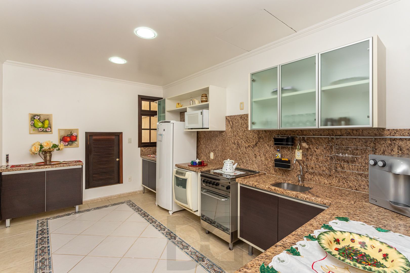 Casa de 272m², 4 dormitórios, 2 suítes e 4 vagas de garagem, no bairro Ipanema, próxima à orla do Guaíba. — foto 15