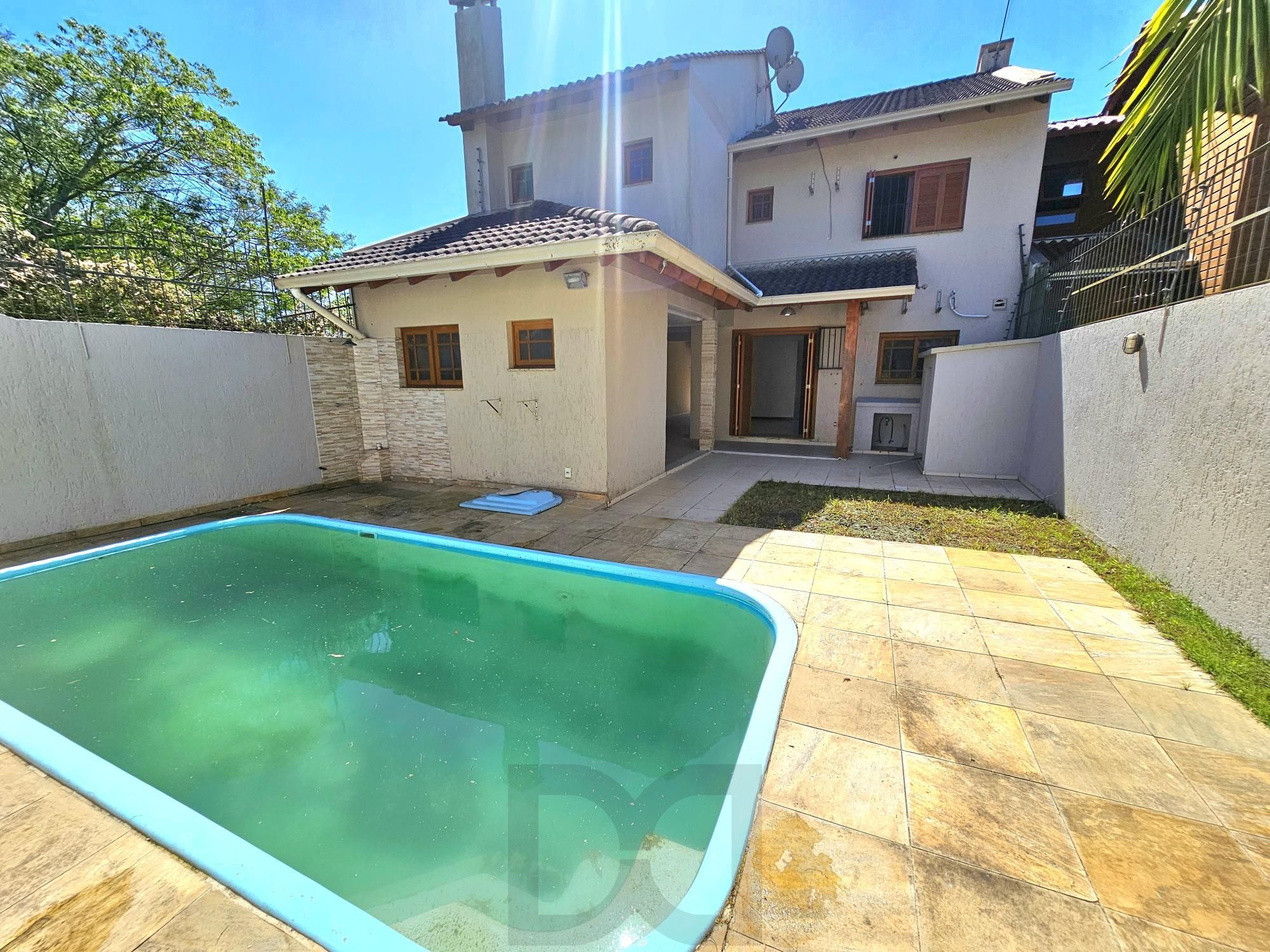 Sobrado 3 dormitórios com lareira, churrasqueira, piscina, 4 vagas garagem com 196,00m² de área construída no bairro Hípica ! — foto 45