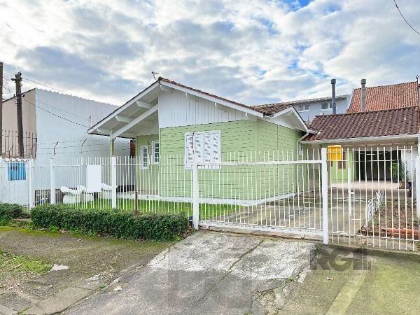 Casa em Porto Alegre, no bairro Guarujá, com 2 dormitório(s), e 2 banheiros, à venda. — foto 2