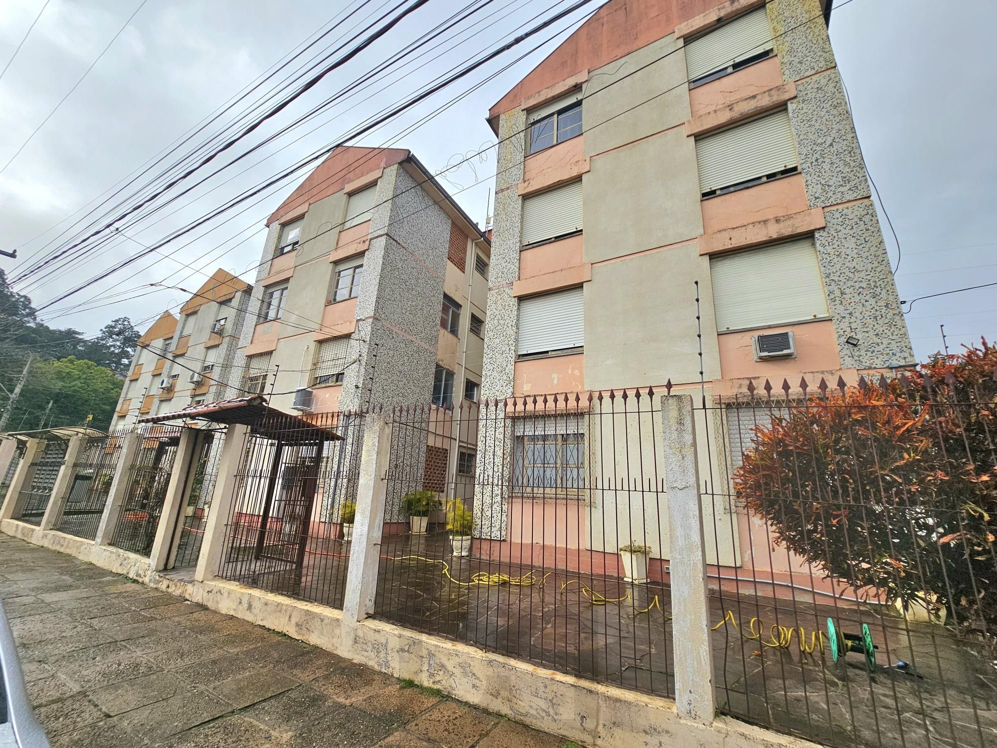 Excelente oportunidade ! Apartamento 2 dormitórios bairro Ipanema, sem risco de alagamentos ! — foto 1