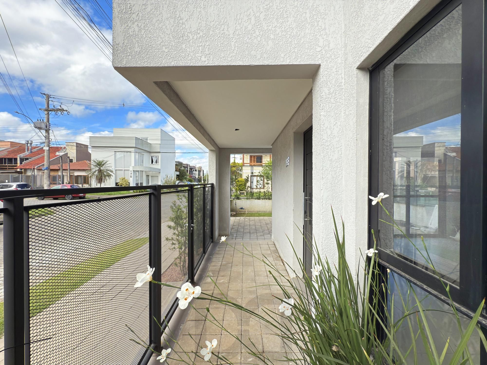 Casa em Porto Alegre, no bairro Hípica, com 4 dormitório(s), à venda. — foto 2